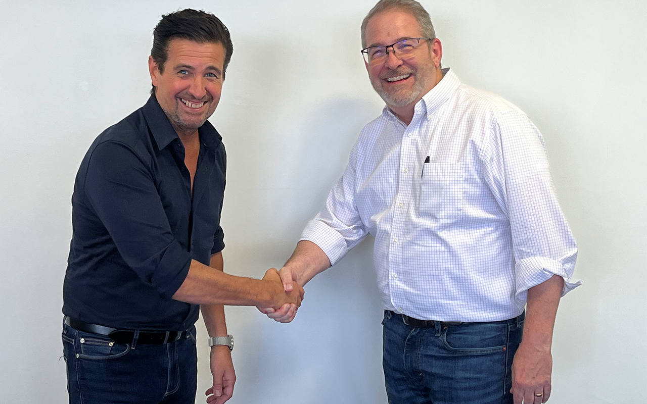 Nick Brangwin, CEO Mackwell (left), and Marshall Miles, CEO Inventronics (right), agree on partnership. Source: Inventronics.