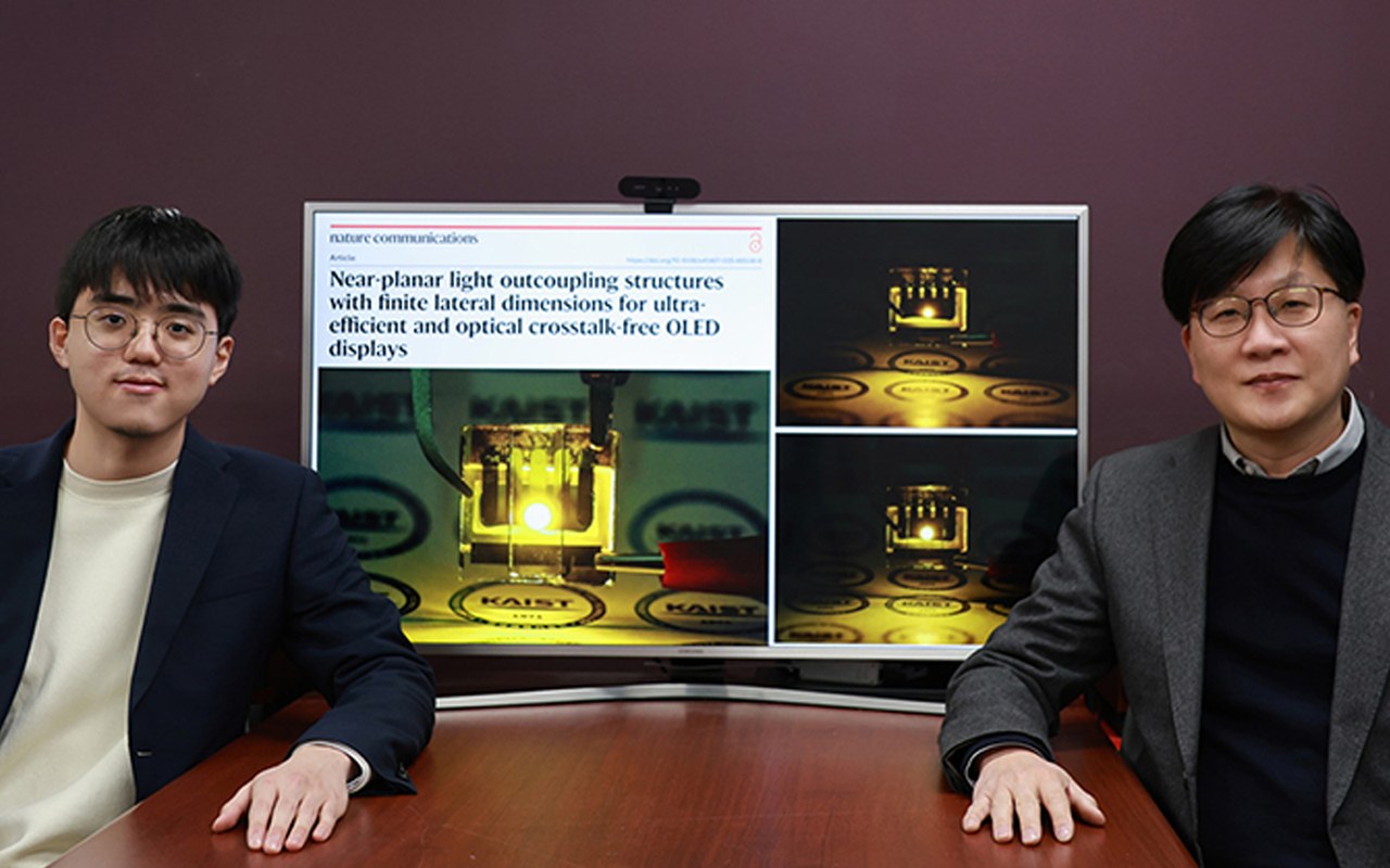 Ph.D candidate Minjae Kim (left), Professor Seunghyup Yoo, Dr. Junho Kim (right).