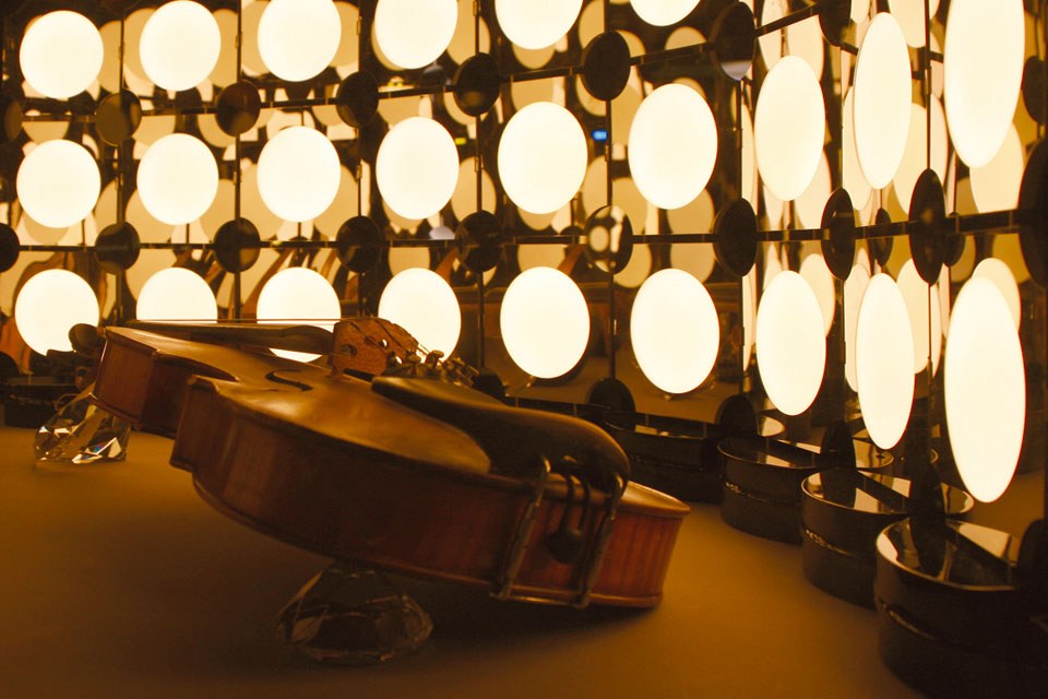 OLEDs are able to softly illuminate products and artworks (image: © 2010 Luger Research & LED-professional).