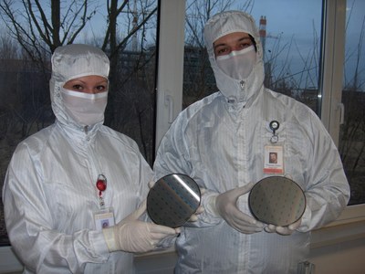 e:lumix: CTO Mr. Thomas Zabel with his assistant Ms. Kierzynska showing the 4" wafers with the 3528 and the new 5050 UltraHighBright LEDs -  photo taken in a clean room of the Augsburg / Germany facility