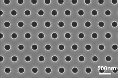 Eulitha PHABLE allows processing of different pitch and hole diameters, for instance pitch 500nm / hole diameter 250nm.