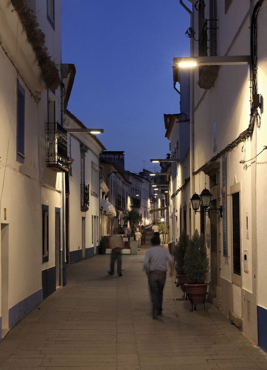 Better lighting quality in the Rua Cunha Rivara with OSRAM Golden Dragon Plus LEDs, in the new Schréder “Rivara” street lighting (Credits: Schréder)