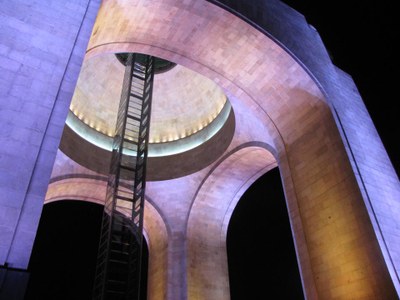 This monument stands for the mass and geometry of its construction, to the pre-Hispanic architecture.