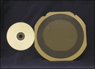 LED chip made using four-inch sapphire substrate (On the left: A 12-cm CD for size comparison)